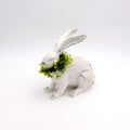Hase m. Kranz, weiß/grün Polyresin/Plastik, 24,5x12,5x23,5 cm