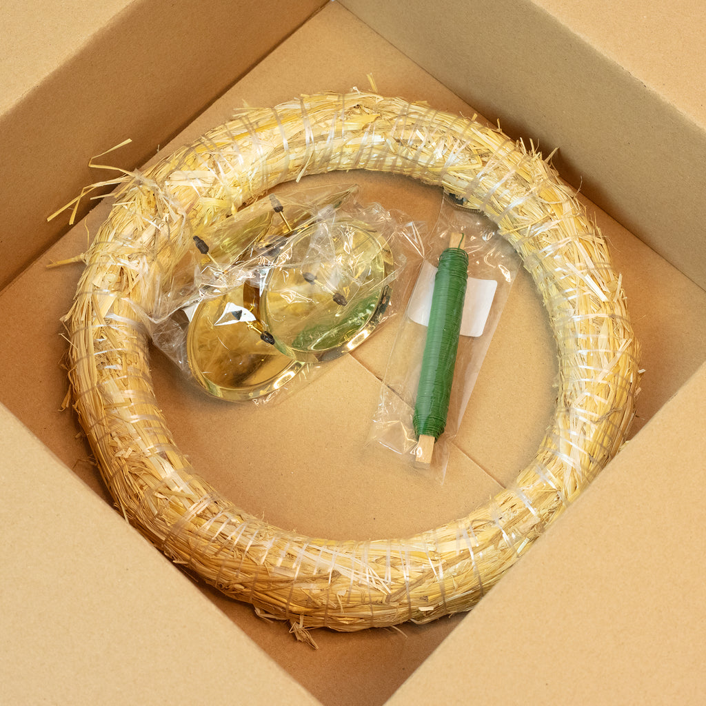 Adventskranz-DIY-Set - Inhalt: 1x Strohkranz 30 cm, 4x Kerzenhalter gold 8 cm, 1x Wickeldraht grün 100g