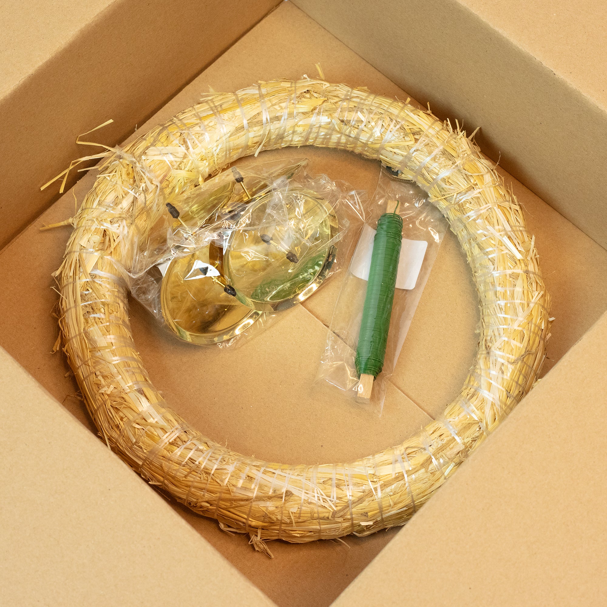 Adventskranz-DIY-Set - Inhalt: 1x Strohkranz 30 cm, 4x Kerzenhalter gold 8 cm, 1x Wickeldraht grün 100g