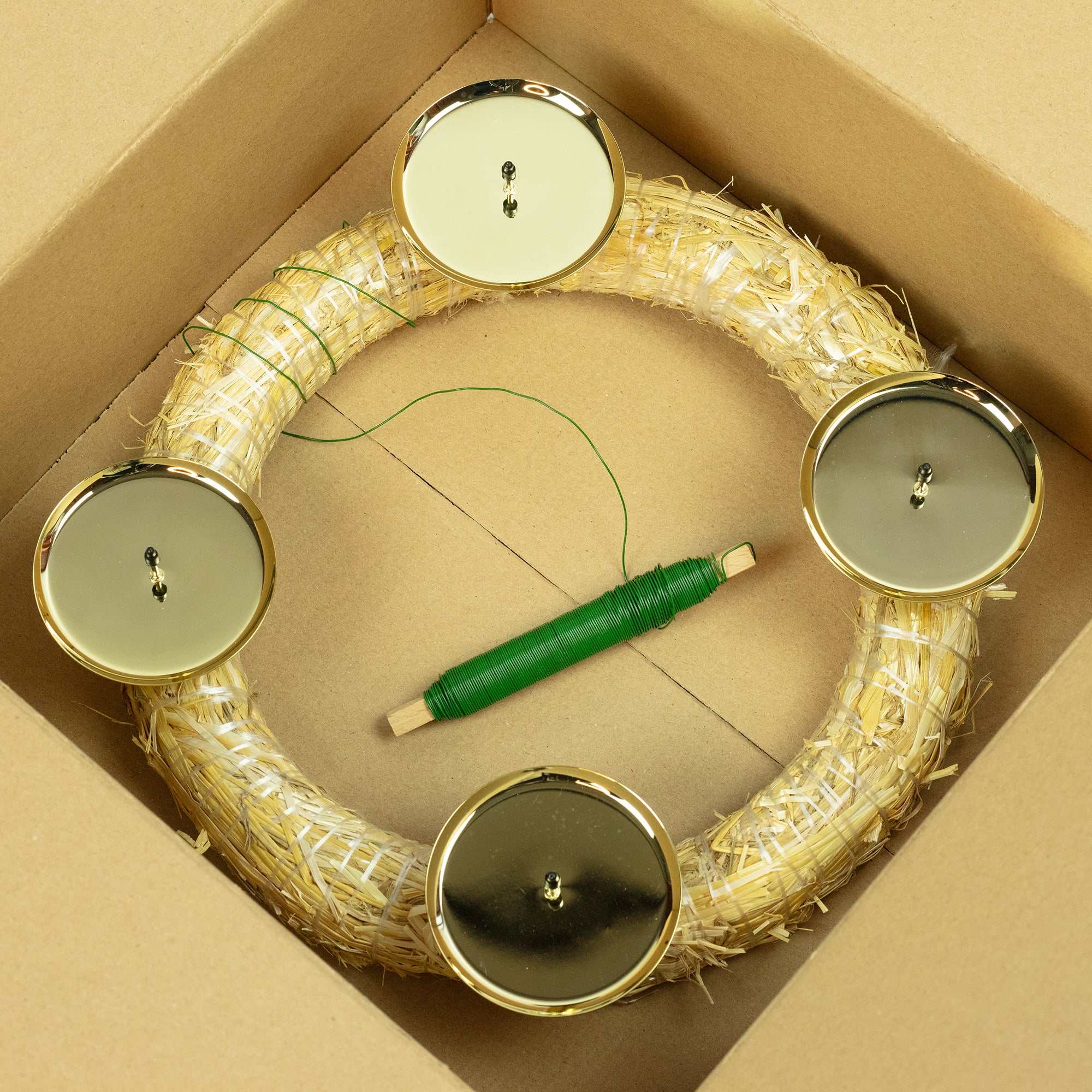 Adventskranz-DIY-Set - Inhalt: 1x Strohkranz 30 cm, 4x Kerzenhalter gold 8 cm, 1x Wickeldraht grün 100g